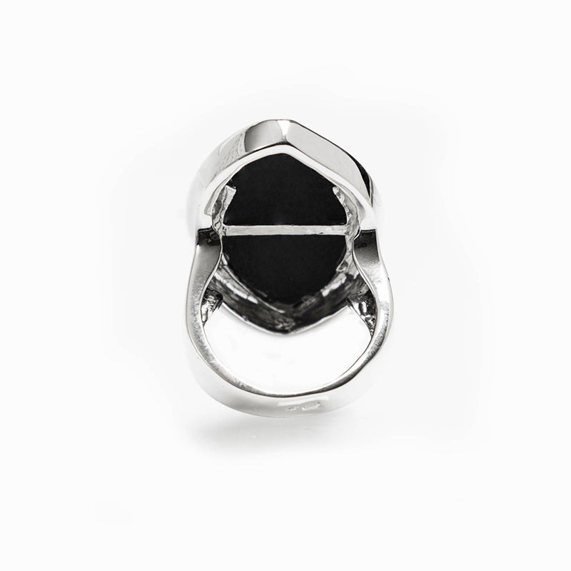  anello in argento 925 rodiato con una traforatura che sottolinea la forma slanciata dell'onice a forma di navetta.