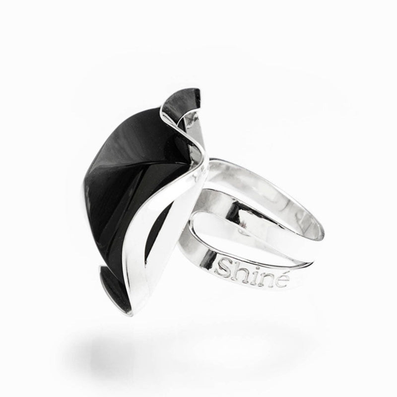 anello in argento 925 rodiato e onice nera a forma di piramide quadrata con i lati curvi, circondata da onde di argento lucidato a specchio