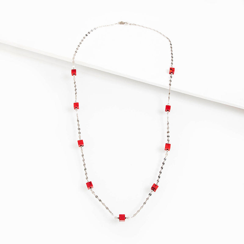 Lunga collana catena argento rodiato e cubi di corallo bambù rosso