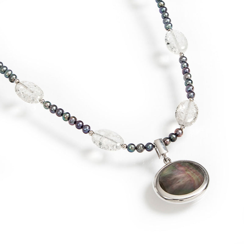 Collana con perle grige, quarzo e pendente in argento 925 rodiato