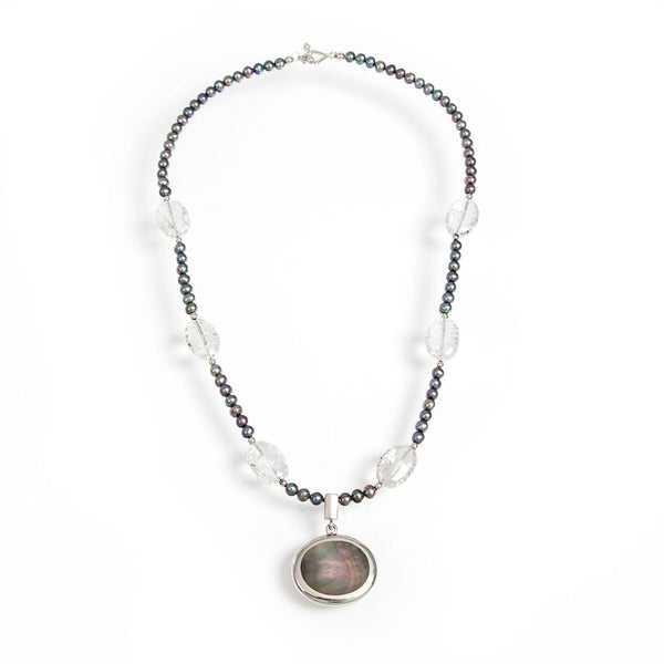 Collana con perle grige, quarzo e pendente in argento 925 rodiato