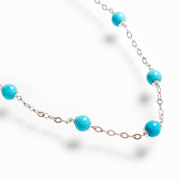 Collana formata da una catena in argento 925 rodiato in cui sono inserite sfere di turchese stabilizzato dal vivace colore azzurro.