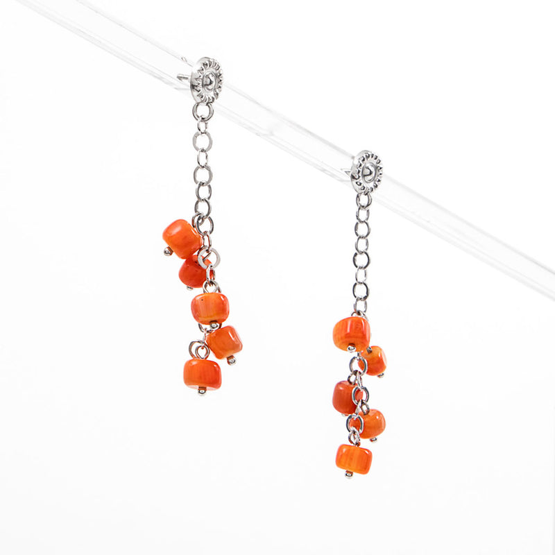 Orecchini di corallo color arancio e catena in argento 925 rodiato
