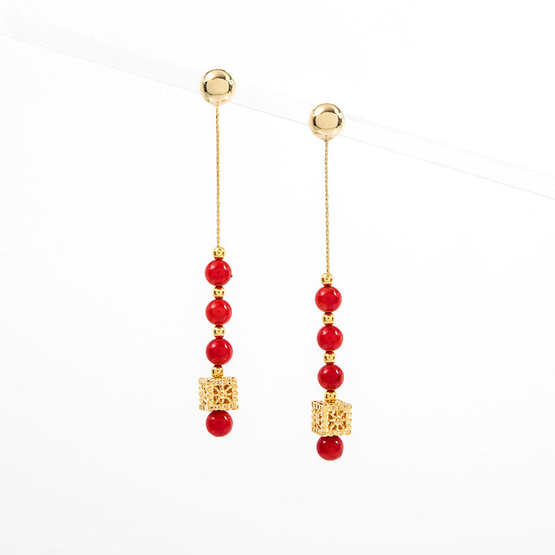 Orecchini lunghi con catena in argento dorato e corallo bambù rosso