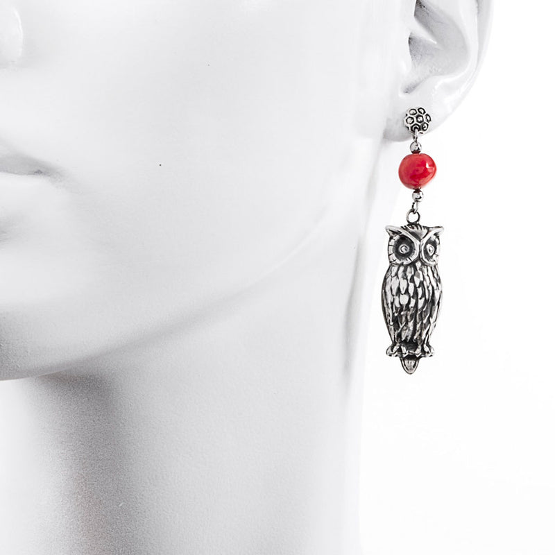 Orecchini in argento 925 con corallo rosso e pendente portafortuna a forma di gufo